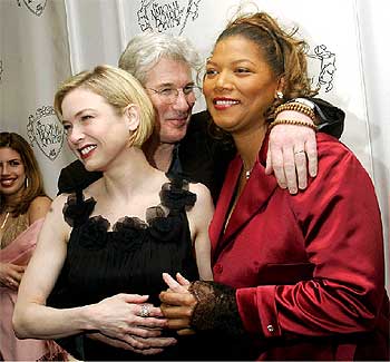 El actor Richard Gere bromea entre sus compañeras de presentación, las actrices Renee Zellweger y Queen Latifah,