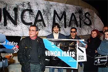 Espontáneo 'nunca máis' desde la estatua de Colón