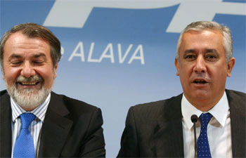 Jaime Mayor y Javier Arenas, ayer, durante el acto celebrado por el PP en Vitoria.