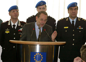 SOLANA, CON LA POLICÍA DE LA UE EN BOSNIA.