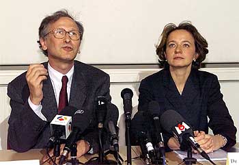 Alain Fischer y Marina Cavazzana-Calvo, presentando sus resultados en    niños burbuja  en abril de 2000.