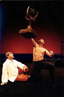 La compañía L'Om-Imprebís escenifica 'Vida de Galileo ' , de Brecht, en el teatro Bellas Artes, hasta el 9 de febrero.