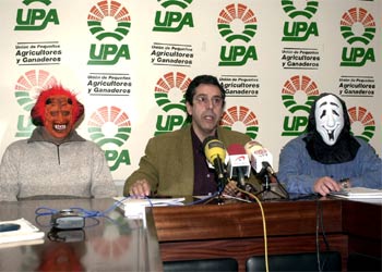 Fernando Moraleda y dos granjeros encapuchados, en la rueda de prensa celebrada ayer.