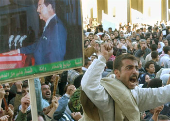 Manifestación en apoyo a Sadam Husein, con motivo del duodécimo aniversario de la guerra del Golfo, ayer en Bagdad.
