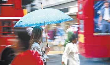 Easyjet ofrece  vuelos de ida y vuelta  a Londres (reservando antes del 24 de enero y a través de Internet) a partir de  24 euros más tasas (saliendo de Madrid, el precio final es de 50 euros).