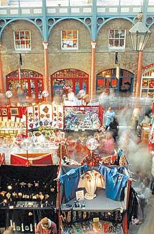 Patio central del mercado de Covent Garden, que alberga puestos, tiendas, restaurantes y cafés.