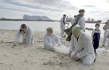 Retirada de fuel en la bahía de Algeciras