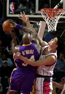 Ming planta cara a O'Neal, y los Lakers caen