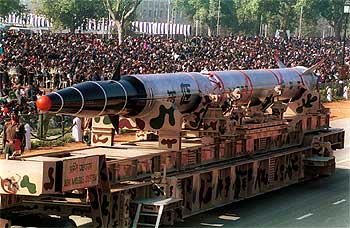 Misil Agni, con capacidad para transportar una carga nuclear, exhibido en 1999 en un desfile militar en Nueva Delhi, la capital india.