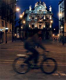 Una vista nocturna de la plaza del Ayuntamiento de Pamplona, capital de la Comunidad Foral de Navarra.