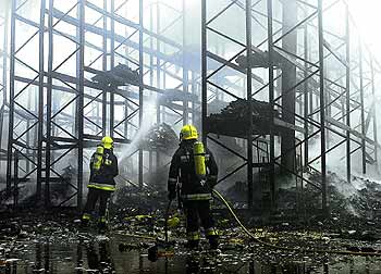 Un incendio destruye una nave del grupo Eroski en Málaga