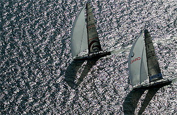 El  Alinghi,  por delante del  Oracle  en la última regata, ayer, en la bahía Hauraki, de Auckland.