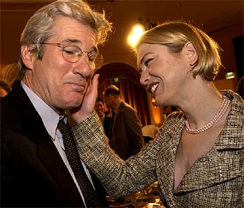 Renee Zellweger felicita a su compañero en    Chicago,  Richard Gere, durante los Premios de la Crítica.
