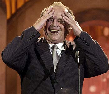 Jack Nicholson, mejor actor    (ex aequo  con Daniel Day Lewis) por    About Schmidt,  el viernes, en los Premios de la Crítica, en Beverly Hills.