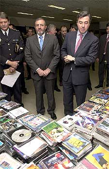 El ministro del Interior, Ángel Acebes, observa el material intervenido.