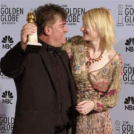 Pedro Almodóvar con Cate Blanchett, tras recibir un Globo de Oro por  Hable con ella. 