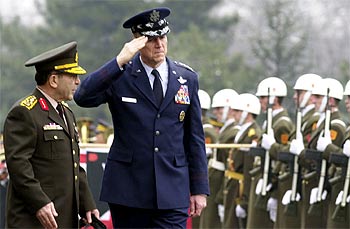 El jefe del Estado mayor norteamericano, Richard Myers (derecha), pasa revista a tropas turcas en Ankara.