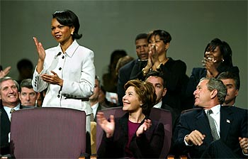 La consejera de seguridad, Rice (izquierda), junto al presidente Bush y su esposa, ayer, durante una misa.