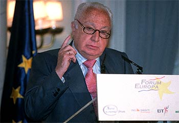 El presidente del Tribunal Constitucional, Manuel Jiménez de Parga, durante su intervención de ayer.