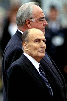 De izquierda a derecha, el canciller alemán Kohl y el presidente francés Mitterrand, en 1994. De Gaulle y Adenauer, en 1961.