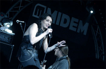 Luz Casal, durante su actuación en Cannes, el martes por la noche.