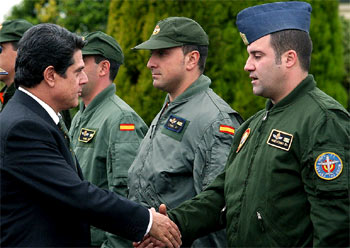 El ministro de Defensa saluda ayer en Santiago a militares que luchan contra los vertidos del  Prestige .