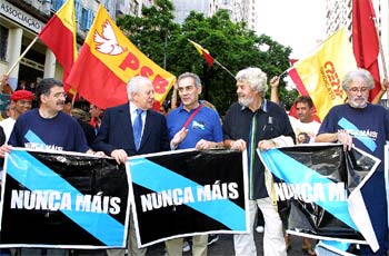 Nunca Máis se presenta en Porto Alegre