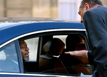 El secretario general de la ONU, Kofi Annan, conversa desde su coche con el presidente Chirac, ayer en París.