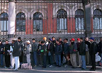 Una fila de inmigrantes frente al Ministerio de Agricultura.