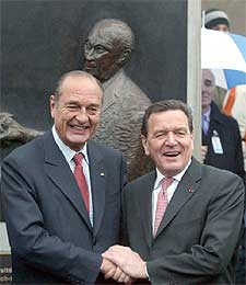 El presidente francés, Jacques Chirac (izquierda), y el canciller alemán, Gerhard Schröder, el pasado jueves en Berlín.