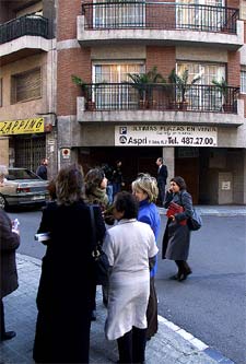 Un grupo de vecinos, el jueves, ante el lugar de los hechos.