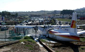 El avión de la compañía Air Nostrum que se salió de la pista al aterrizar en el aeropuerto de Melilla.