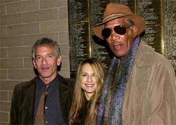 El director Ed Soloman (izquierda), con los actores Holly Hunter y Morgan Freeman, en la presentación de    Leavity  en Sundance.