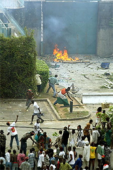 Los manifestantes lanzan objetos contra la Embajada de Francia.