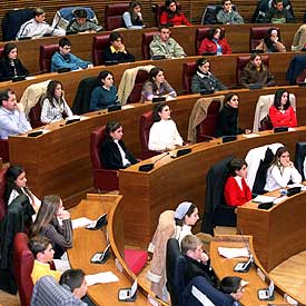 Jóvenes escolares valencianos, ayer, en los escaños de las Cortes Valencianas.