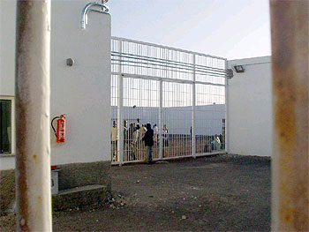 Cinco agentes para 1.200 retenidos