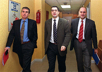 Ramón Jáuregui, Patxi López y Rodolfo Ares, ayer en la sede del PSE en Bilbao.