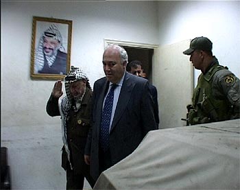 Yasir Arafat y Miguel Ángel Moratinos (en primer plano), en una imagen de    El pacificador. 