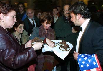 César Martínez repartió dulces con forma de excrementos en la inauguración.