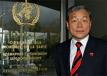 Jong-wook Lee, tras ser elegido ayer director general de la OMS, en la sede de la organización en Ginebra.