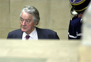 Roland Dumas, a su llegada al tribunal de París, en una de las sesiones del juicio que se ha seguido contra él.