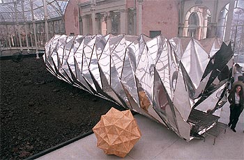 Una vista de la instalación de Olafur Eliasson en el Palacio de Cristal del Retiro madrileño.