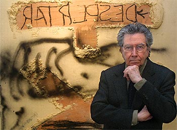 Antoni Tàpies, ante la pintura    Despertar 2002,  que se exhibe en Barcelona