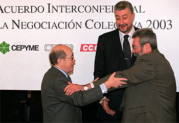 Cuevas, Fidalgo y Méndez (de izquierda a derecha), tras firmar ayer el acuerdo marco de convenios.