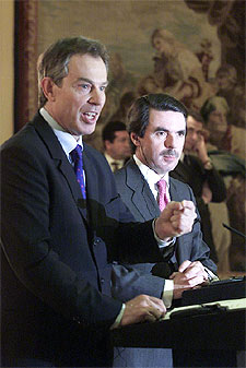 Blair y Aznar se dirigen a la prensa, ayer, en La Moncloa.