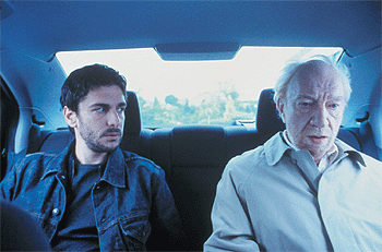 Leonardo Sbaraglia (izquierda) y Fernando Fernán-Gómez, en un fotograma de 'En la ciudad sin límites'.