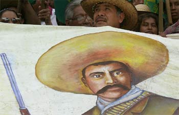 Manifestantes campesinos muestran una imagen de Emiliano Zapata durante una marcha reciente en México.