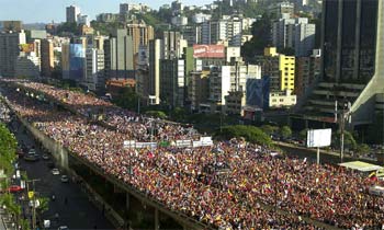 Aspecto de la masiva manifestación de apoyo a la libertad de expresión de ayer en Caracas.