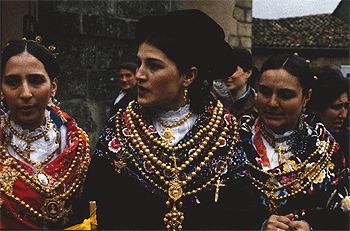 Tres águedas con sus engalanados vestidos, en Miranda del Castañar.
