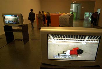 Videoproyecciones del proyecto    Micropolíticas,  que acoge el Espai d'Art Contemporani de Castellón.